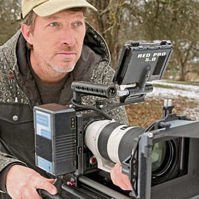 Naturfilmer Brian McClatchy mit Kamera